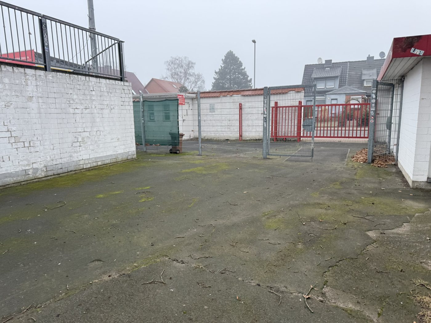 Freigeräumte Wege rund um die Anlage