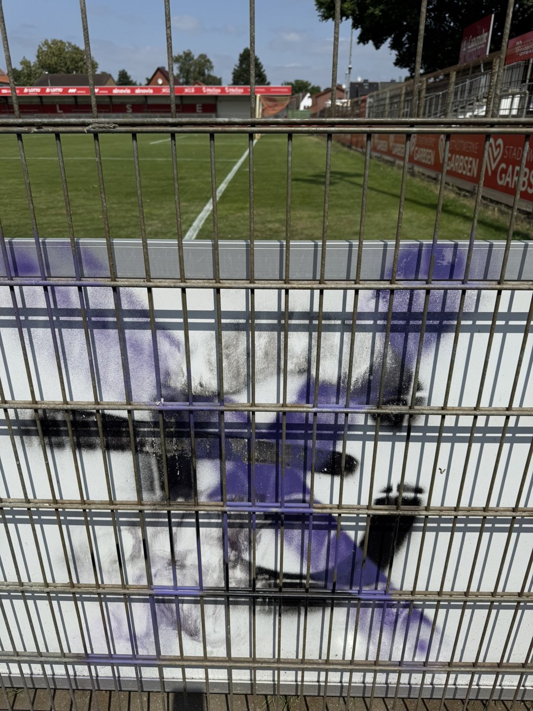 Beschmierte Bande hinter dem Zaun