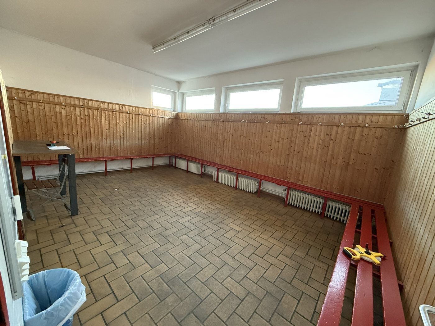 Holzverkleidung und bisherige Bänke