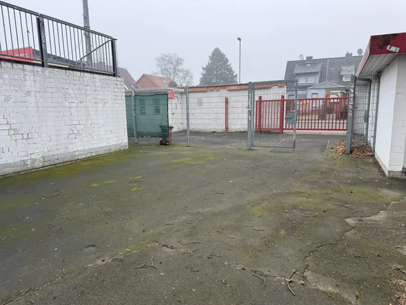 Der freigeräumte Platz am Tor