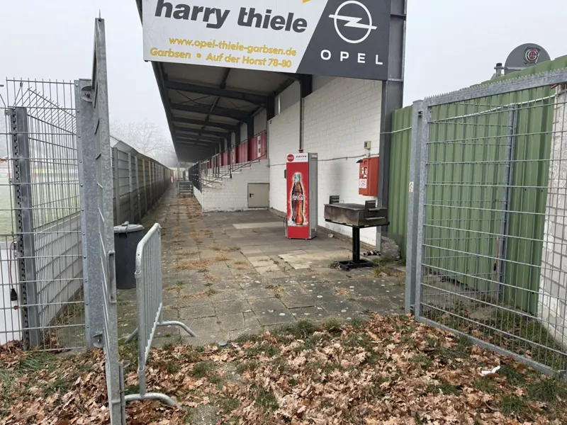 Laub am Zugang zum Vereinsgelände