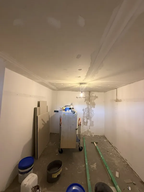 Die Decke ist geschlossen; die Flächen werden bearbeitet