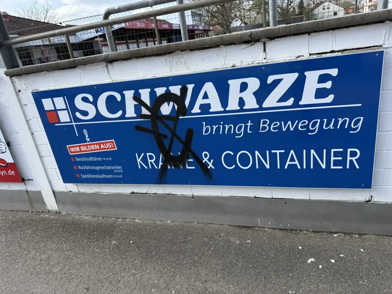 Beschmierte blaue Werbebande