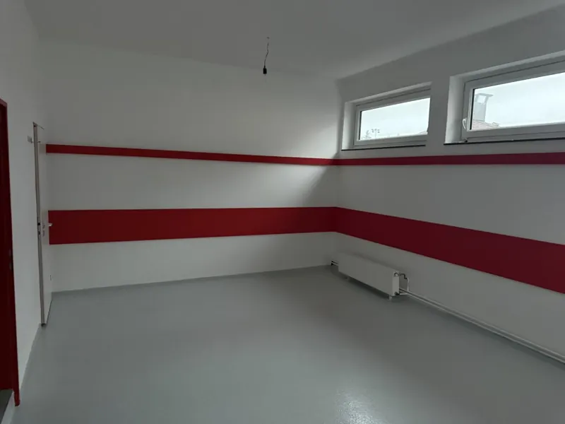 Die erneuerte Bodenfläche im noch leeren Raum