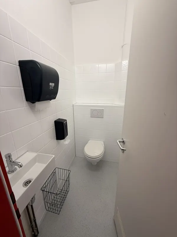 Erneuerter Sanitärbereich mit WC und Spendern