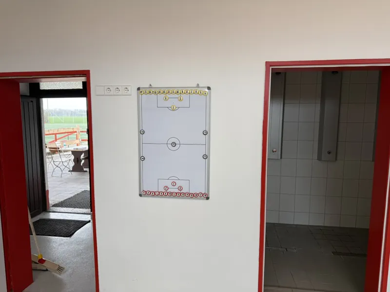 Taktiktafel zwischen den Türen