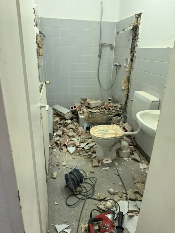 Der Sanitärbereich während des Rückbaus