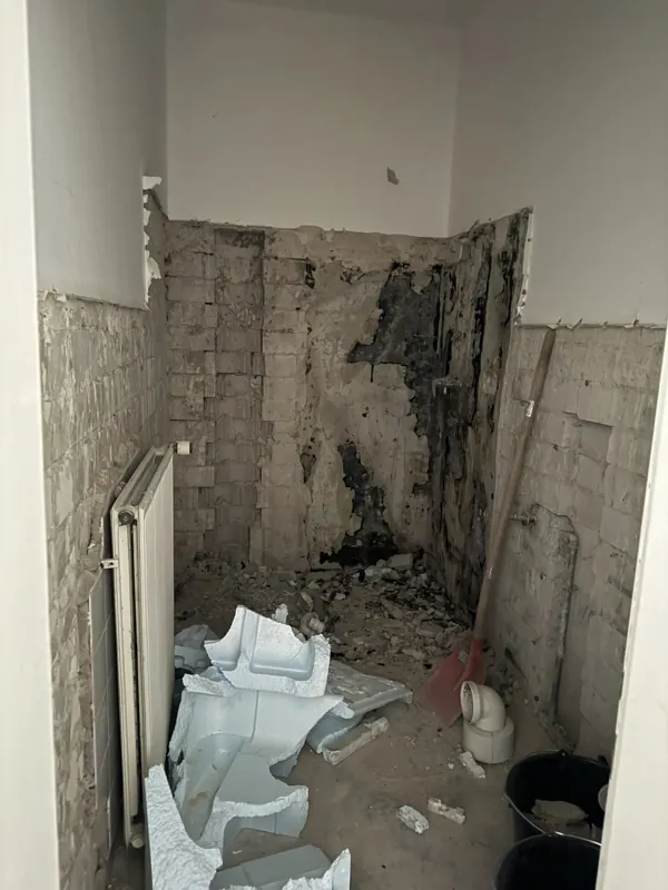 Freigelegtes Mauerwerk im Sanitärbereich