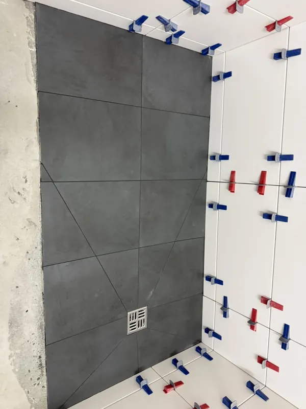Der geflieste Bereich um das WC-Vorwandelement
