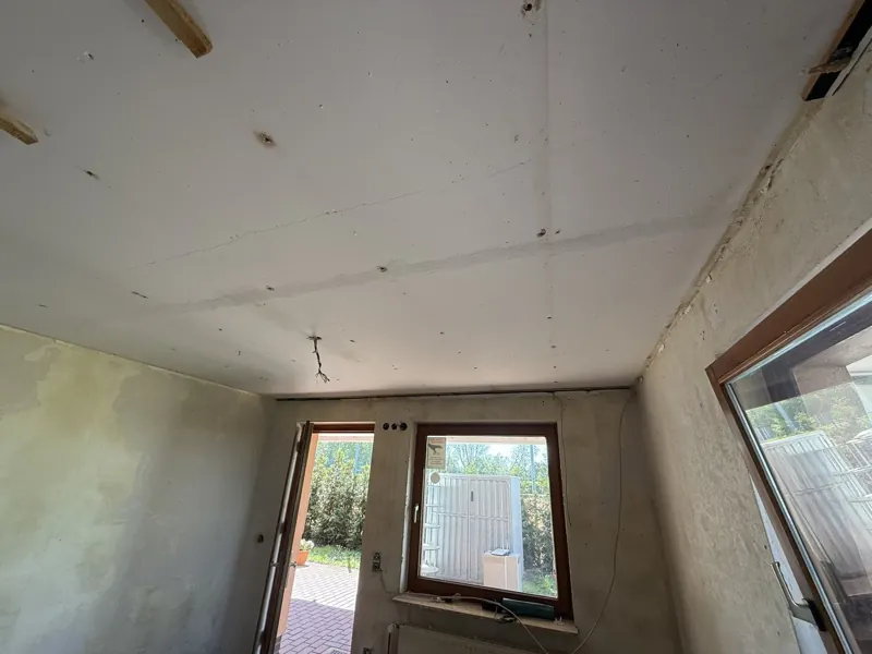 Die Holzdecke ist abgenommen
