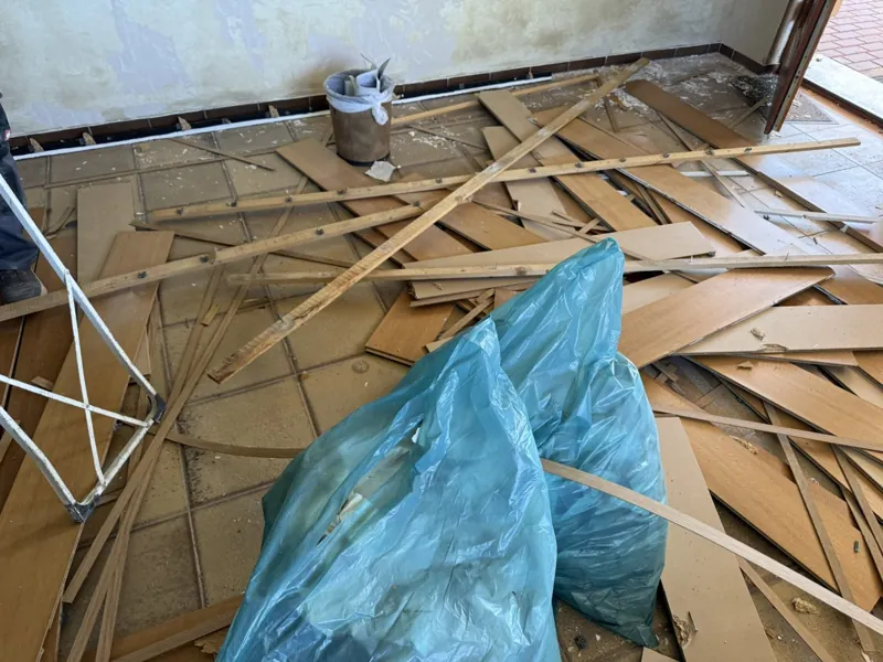 Ausgebautes Holz und Material beim Rückbau