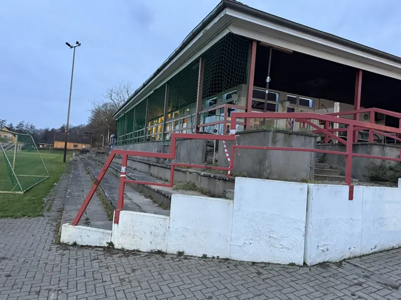 Die Tribüne zu Beginn der dokumentierten Arbeiten