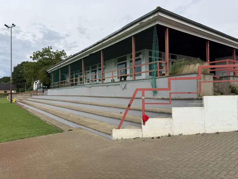 Tribüne mit hell gestrichenen Wand- und Stufenflächen