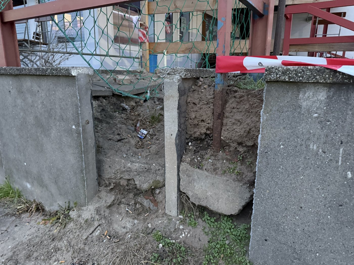 Offene Schadstelle an der Tribüne